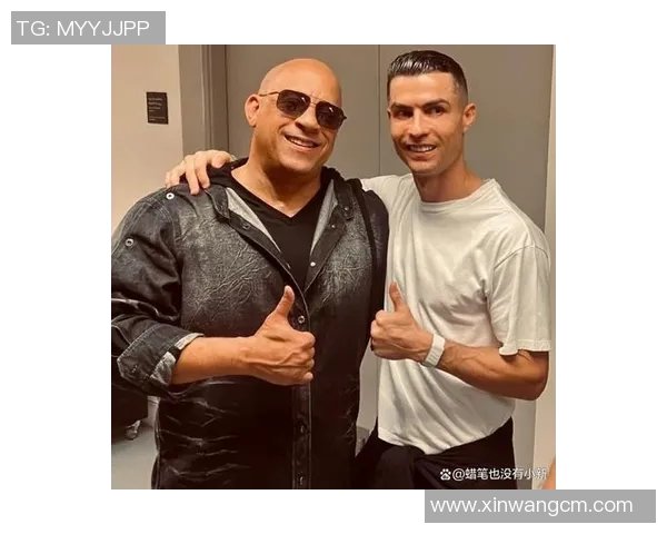 美国演员与足球明星亲密合影展现友谊与合作的魅力与激情